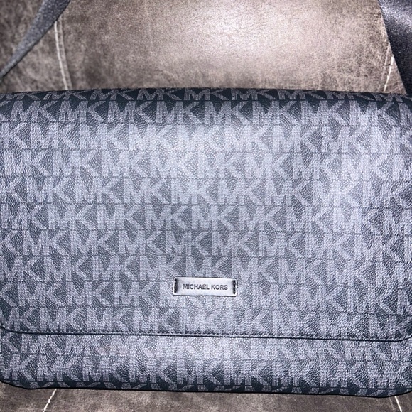 Michael Kors messenger bag - Picture 2 of 4